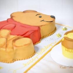 Pooh Cutout with Honey Pot Smash