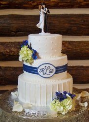 buttercream-with-fondant-ribbon-ribbon-and-monogram-large