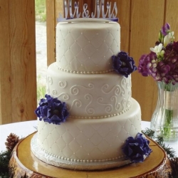 purple-anemone-wedding-cake-nat-bkg-large