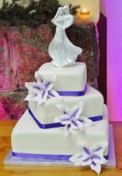 purple-lily-wedding-cake-1-large