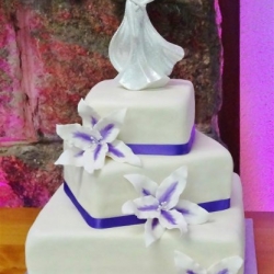 purple-lily-wedding-cake-1-large