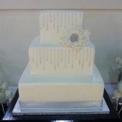 silver-streaks-and-pearls-wedding-cake-large